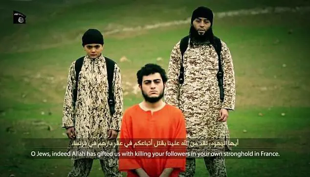 I compagni riconoscono il "boia bambino" dell’Isis