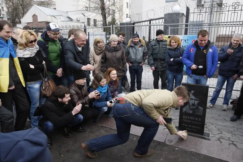 Kiev, selfie e fiori davanti alla finta lapide di Putin