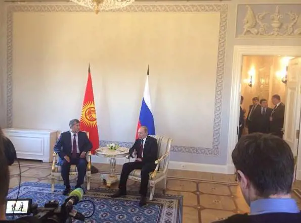 Putin ricompare in pubblico