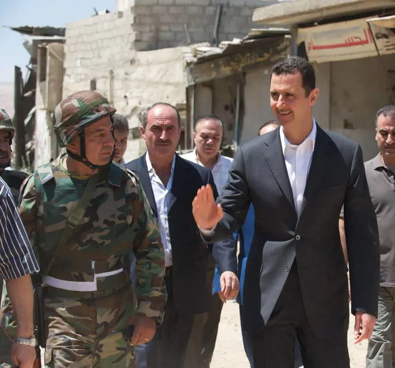 Il presidente siriano Assad ispeziona le truppe a Darayya, sobborgo di Damasco
