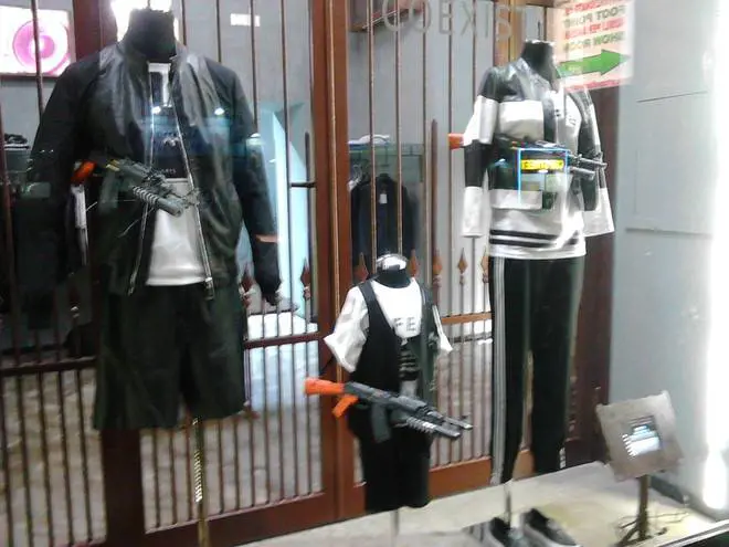 Napoli, la vetrina choc di un negozio: manichini con mitra e pistole