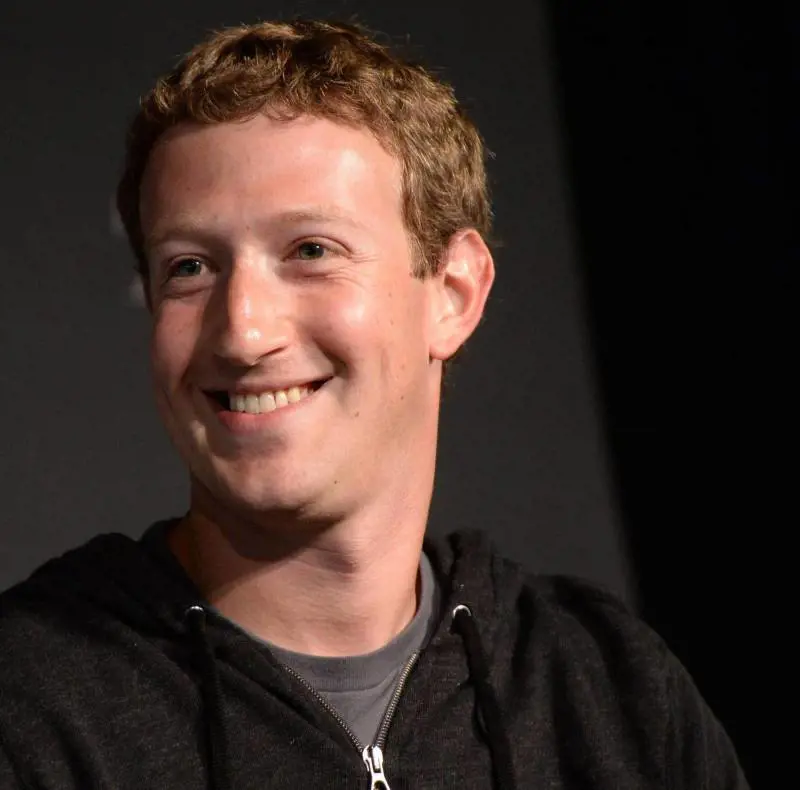 Le regole di re Zuckerberg: «Su Facebook scrivete così»