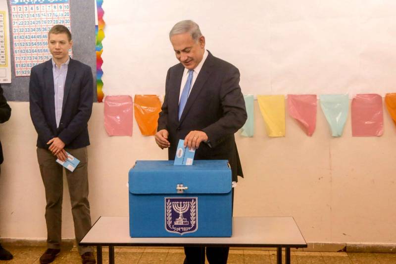 Il premier Benjamin Netanyahu al seggio a Gerusalemme