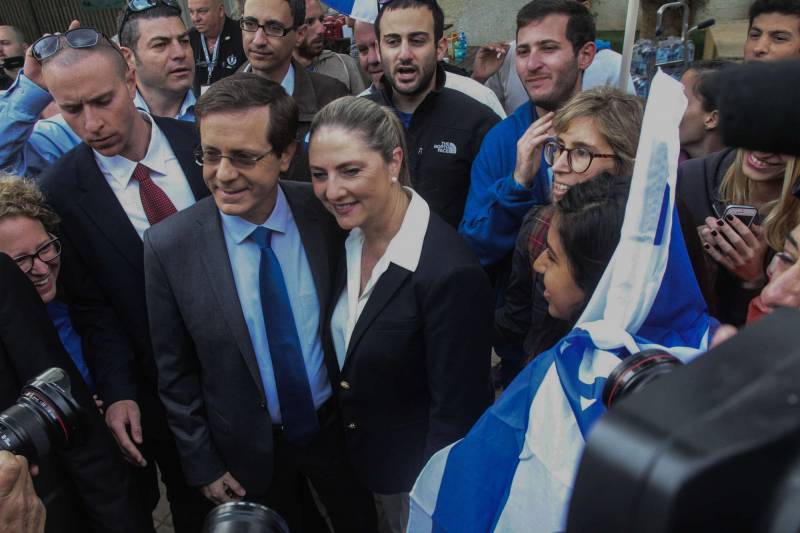 Isaac Herzog assediato dalla stampa dopo il voto a Tel Aviv