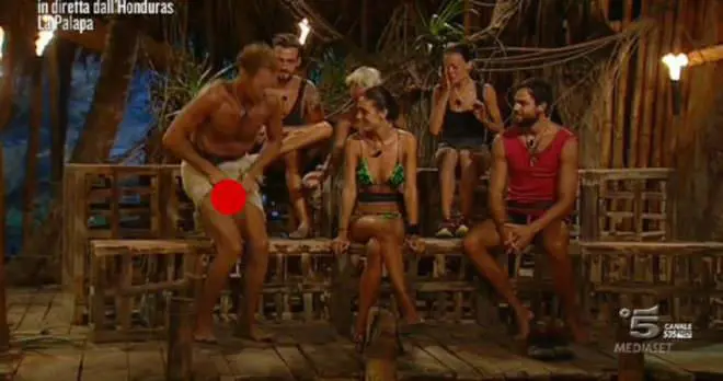 Isola dei Famosi, Rocco resta nudo in diretta tv