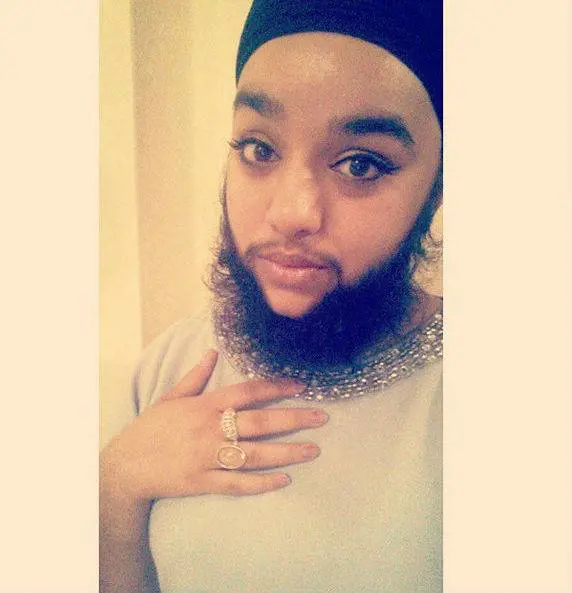 Donna con la barba contrasta il bullismo e torna a sorridere