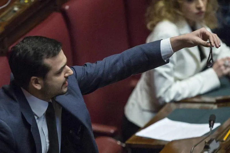Grandi Opere, il M5S protesta contro Lupi agitando orologi in Aula