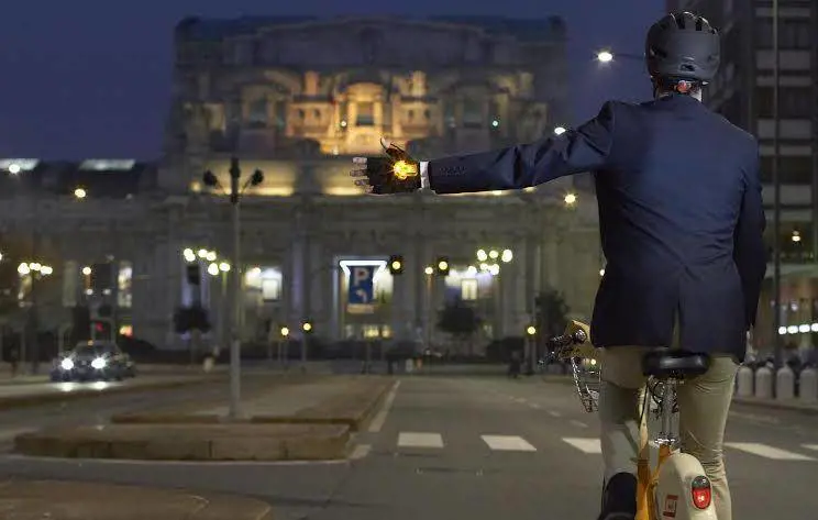 Ecco i guanti con le frecce per evitare incidenti in bici