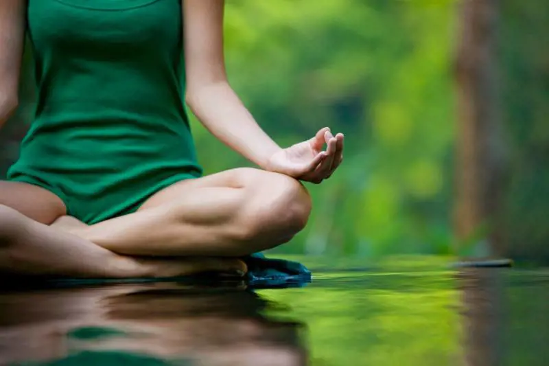 L'insegnante di yoga si ubriaca, si spoglia e fa sesso con dei minorenni