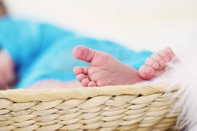 Cerca di imbarcare il figlio in uno zaino, lo scoprono ai controlli con i raggi X