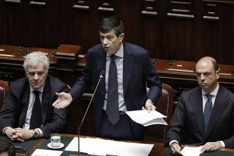 Lupi in Aula per le dimissioni: "Lascio il governo a testa alta"