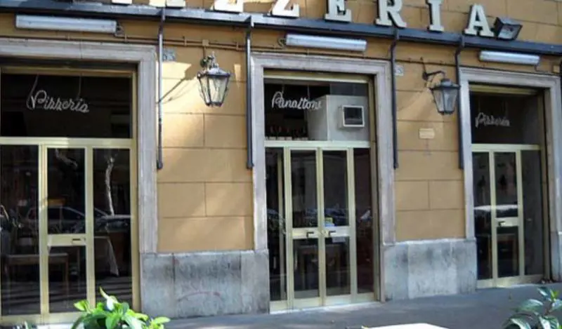 Servono acqua con detersivo: dramma in pizzeria