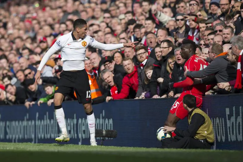 I tifosi trattengono Balo dopo il fallo di Smalling