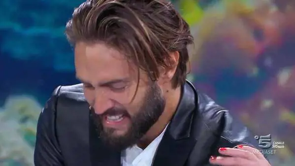Le Iene, Alex Belli alla moglie: "Dimmi cosa hai fatto con il mio amico"