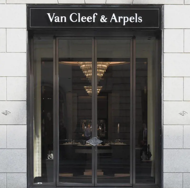 In Montenapoleone spunta il quadrifoglio di Van Cleef & Arpels