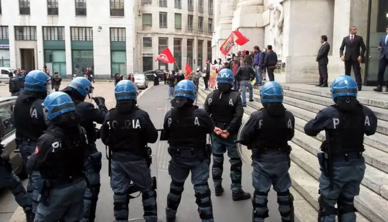 Più di mille poliziotti aggrediti: "Picchiati per difendere tutti"