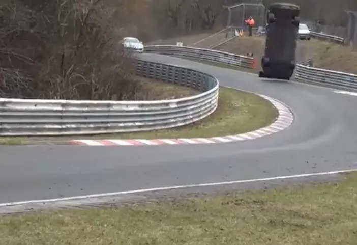 Nurburgring, un'auto vola oltre le barriere: muore uno spettatore
