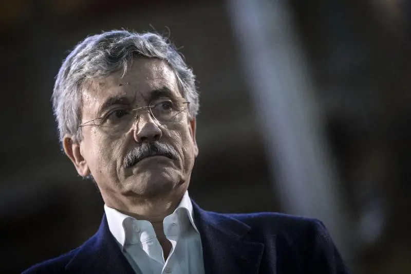 Dalla barca al vino, da Forattini ai giornali, D'Alema minaccia sempre querela