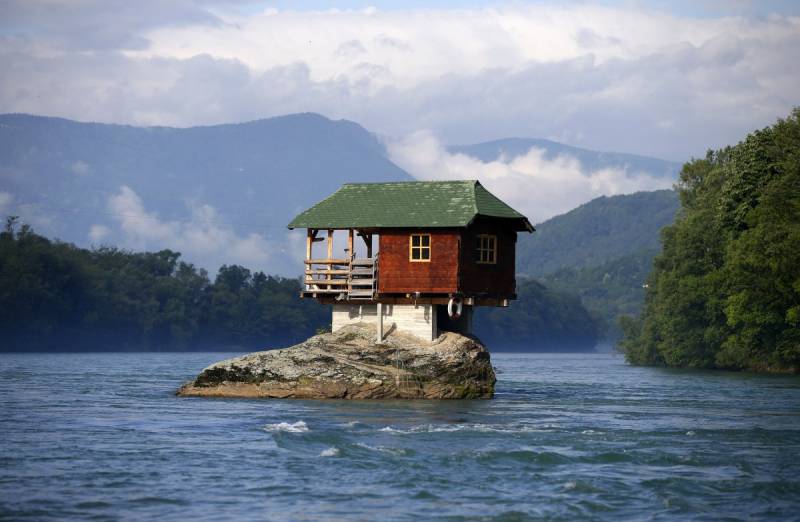 La casa in equilibrio sul fiume Drina, in Serbia