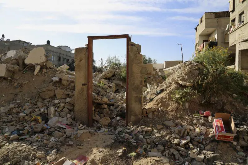 I cardini della porta dove si trovava l'opera dipinta da Banksy a Gaza