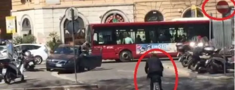 Il neoministro Delrio comincia a pedalare, ma va contromano