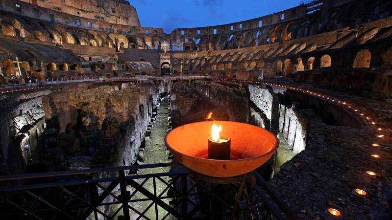 Fiaccole accese nel Colosseo in occasione della Via Crucis