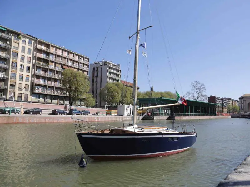 Darsena, con l'acqua spunta una barca a vela