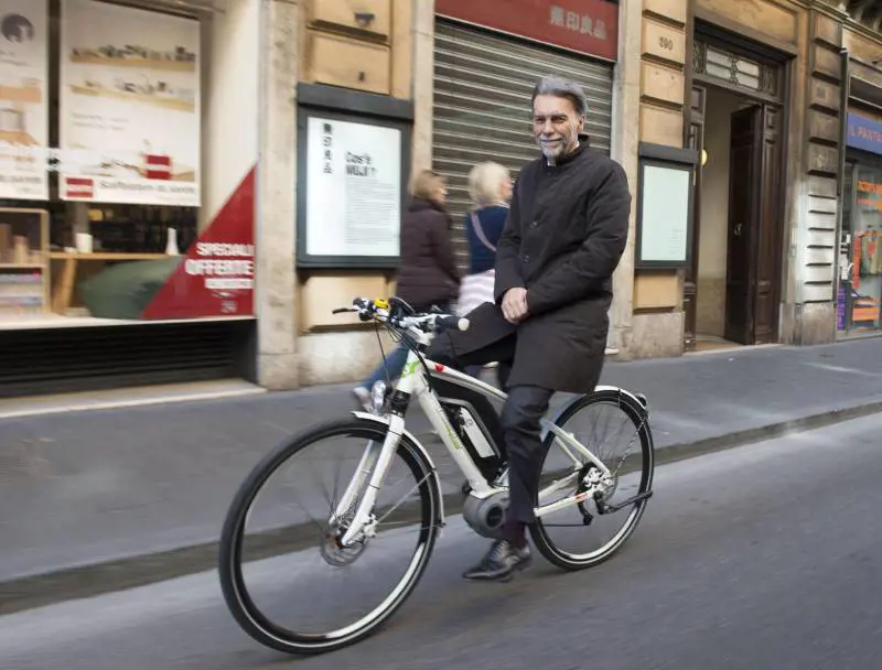 Se il ministro dei Trasporti fa l'elogio della lentezza...