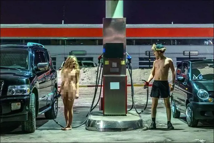 Modella nuda contro l'aumento mutui e benzina in Russia