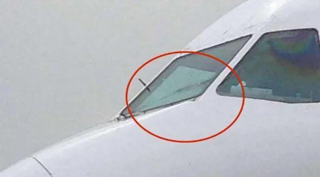 Germania, crepa nel finestrino: atterraggio d’emergenza per un Airbus