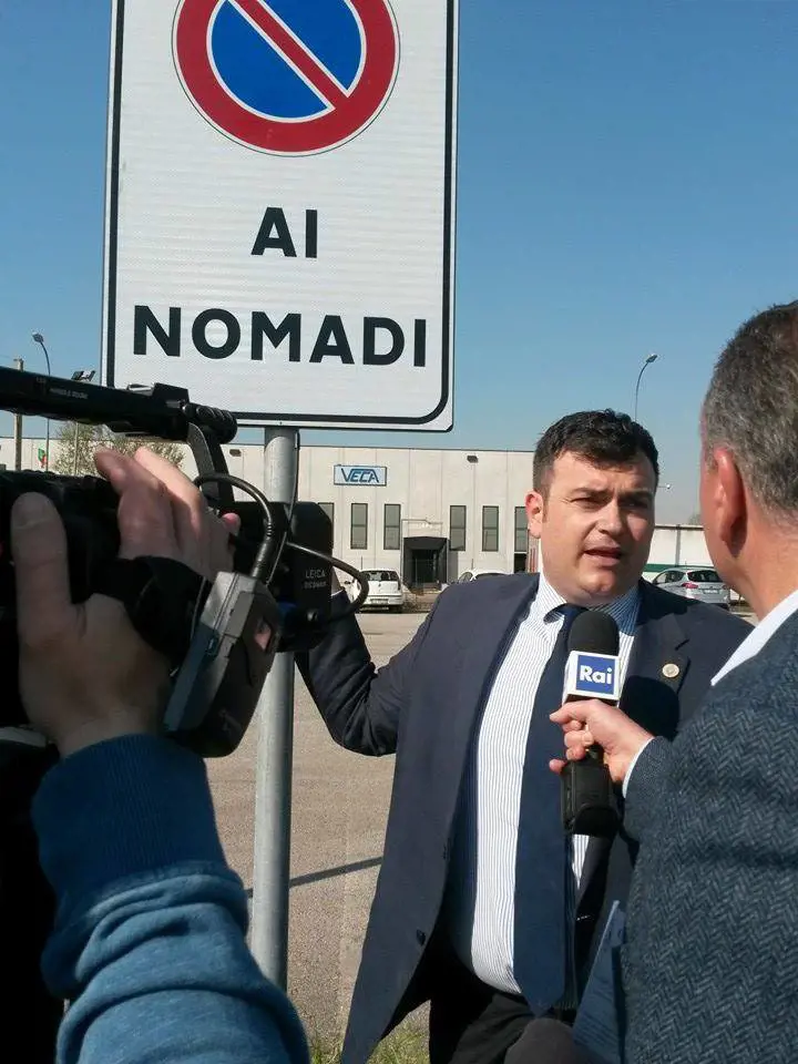 Affisse cartelli anti-nomadi, sindaco convocato in prefettura