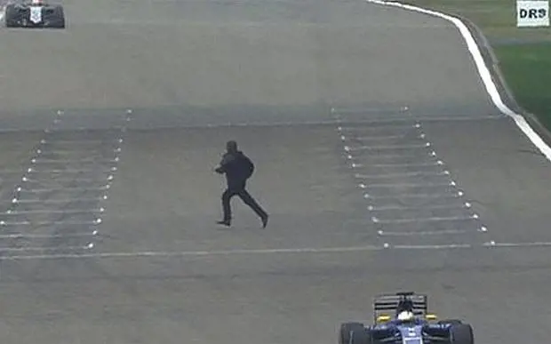 Paura al gp di Shangai: uomo attraversa la pista per salire su una Ferrrari