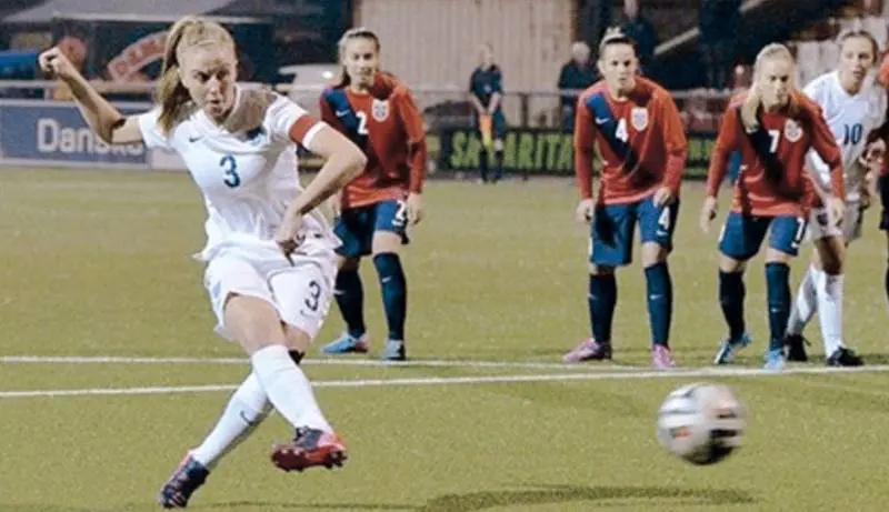 Leah Williamson calcia il rigore (www.uefa.com)