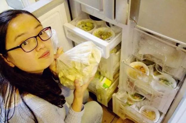Cina, il marito va a lavorare lontano dalla moglie ma le fa una sorpresa incredibile