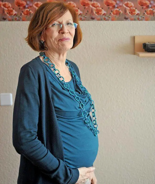 Ha 13 figli e 65 anni, ma sarà di nuovo mamma (di 4 gemelli)