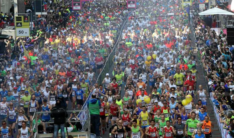 In 15mila corrono la maratona, festa di sport con qualche disagio