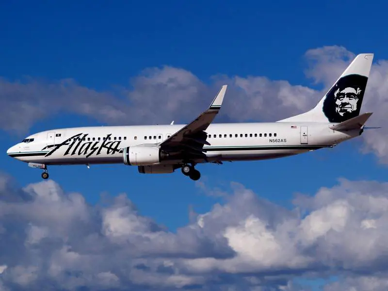 Tenta di spegnere i motori dell'aereo: panico sul volo di linea