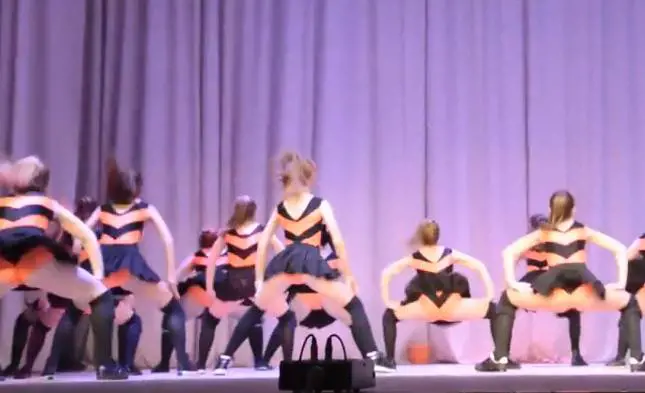 Minorenni ballano twerking vestite con colori patriottici: accesa polemica in Russia