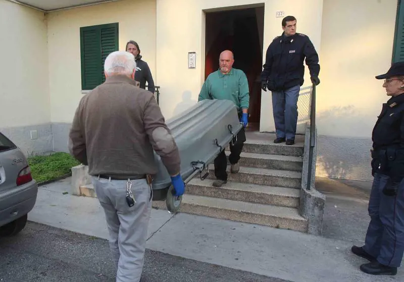 Uccide la moglie con l'accetta poi sgozza la figlia di 7 anni, in carcere un marocchino
