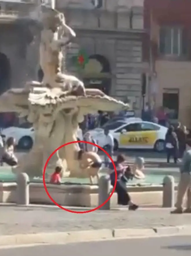 Roma, la fontana del Bernini diventa l'acquapark dei rom