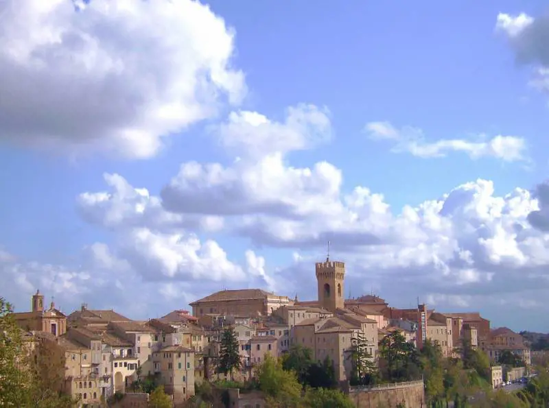 Le Marche a piedi sui Cammini della fede: un'avventura tra borghi, foreste e ostelli