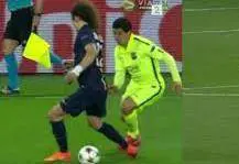 La mamma salva David Luiz dal morso di Suarez