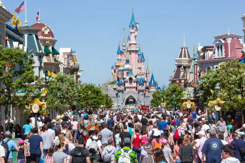 Napoli nel 1984 rifiutò di ospitare Eurodisney, che poi fu costruito a Parigi