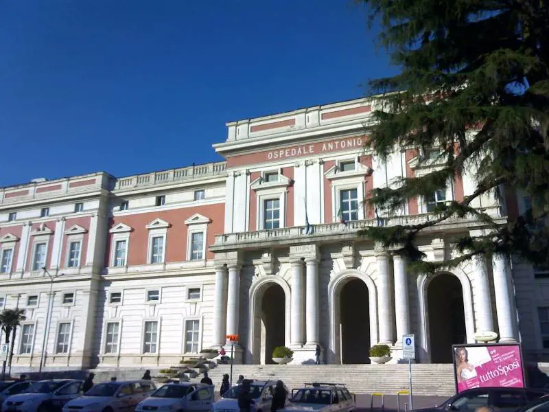 Donna si taglia la gola: aveva trasmesso  l'epatite alla nipotina