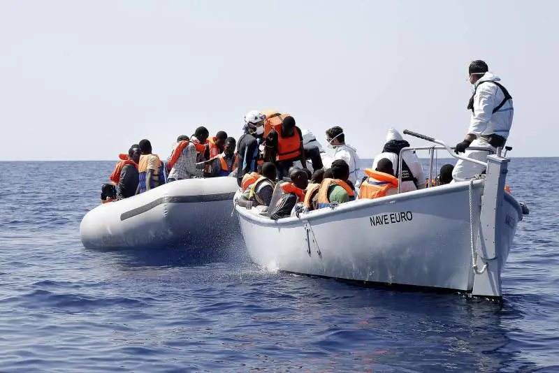 La proposta del Vaticano: "La Grecia saldi il debito accogliendo gli immigrati"