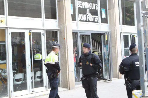 Barcellona, panico a scuola. Studente uccide professore con la balestra