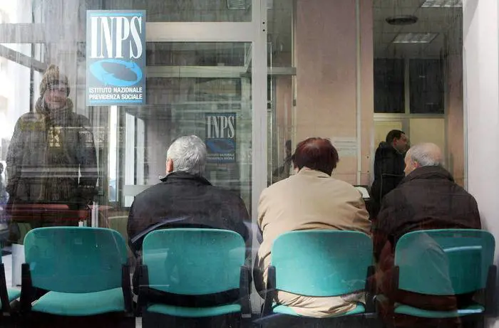Pensioni, l'idea del governo: far cassa su quelle delle vedove