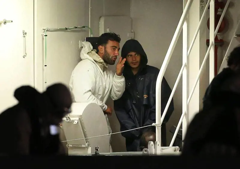 Così gli scafisti killer hanno provato a confondersi tra i superstiti