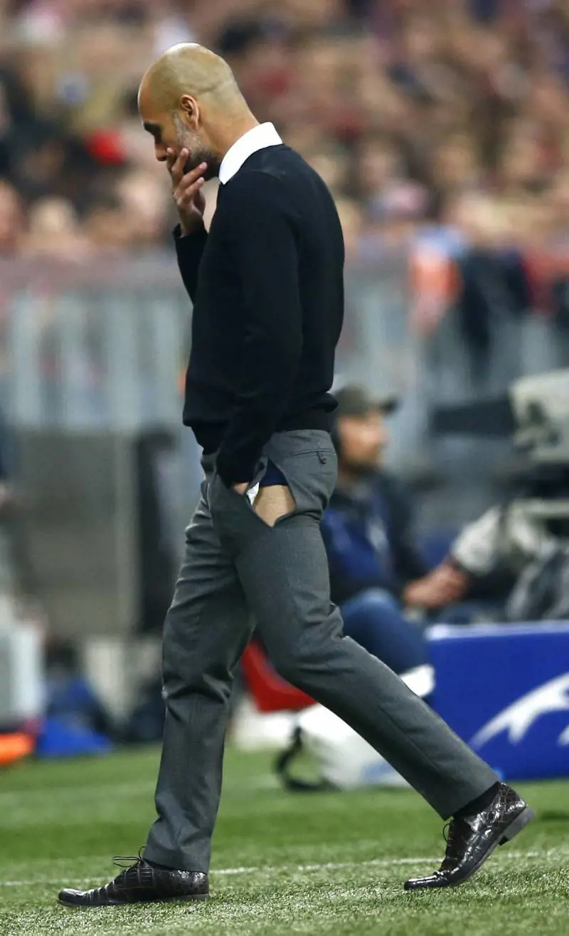 Pantaloni scuciti a bordo campo per Guardiola. Armani: "Non sono miei"