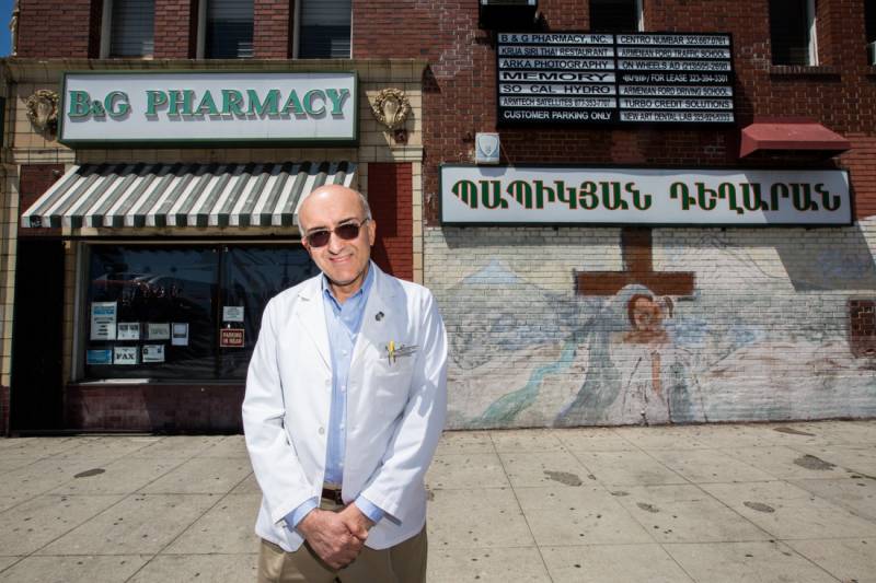 Il dottor Babic G. Babikian nella sua farmacia